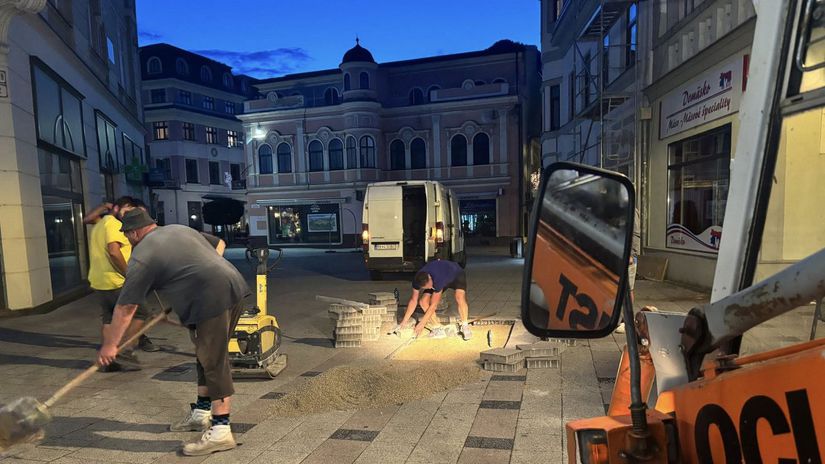 Nocne sichty v historickom centre Ruzomberka Dlazbu opravuju po zotmeni Niektori chvalia ini somru