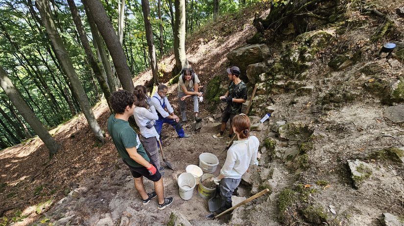 Cenne nalezy pomohol odkryt jazvec Archeologovia skumaju stredoveky hrad Kysak