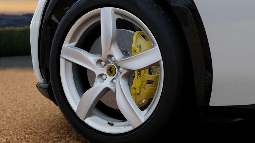 Ferrari ma problem s brzdami Pri 540 kW aute je to riskantne