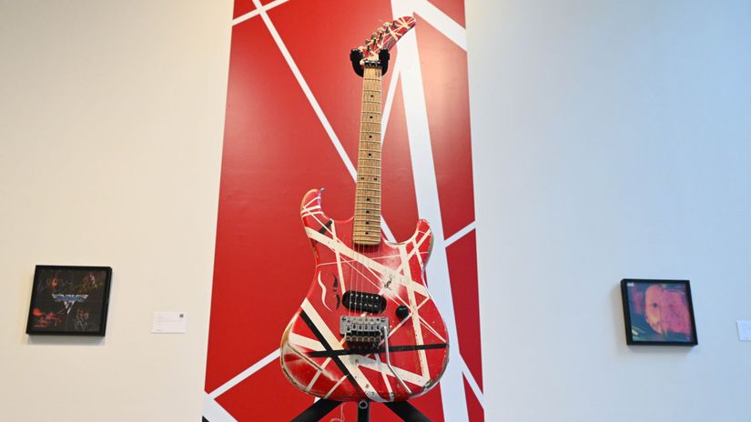 Gitaru Eddieho Van Halena vydrazia za viac ako dva miliony dolarov