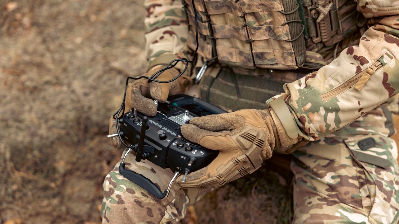 Hracky pojdu bokom Deti sa naucia ovladat vojenske stroje
