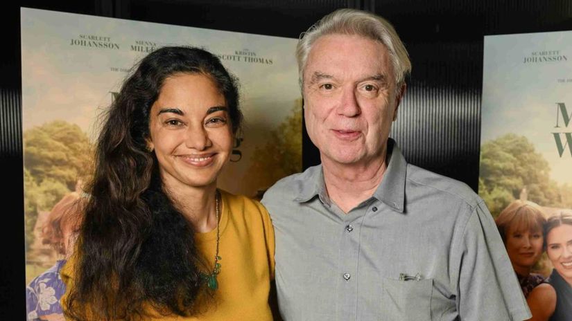 Laska nepozna vek 73 rocny spevak poklakol pred mladsou zenou