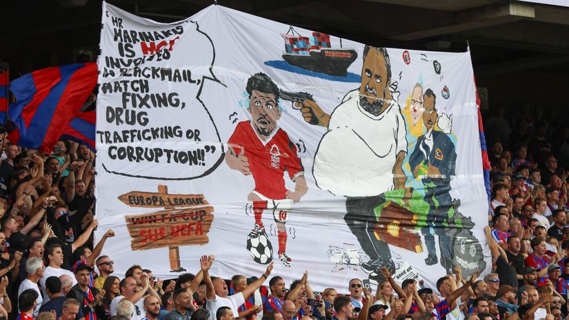 Majitel s pistolou pri hlave hraca Anglicania vysetruju transparent