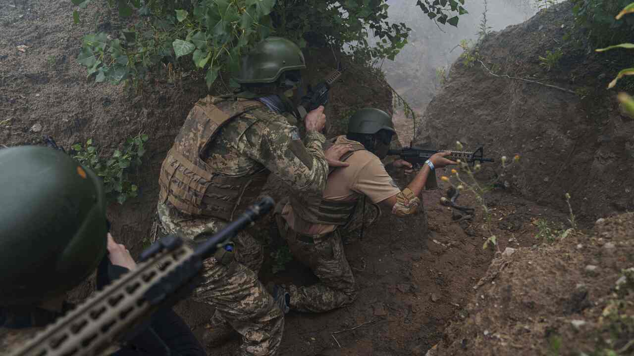 Peklo na Ukrajine Rusi utocia v malych skupinach