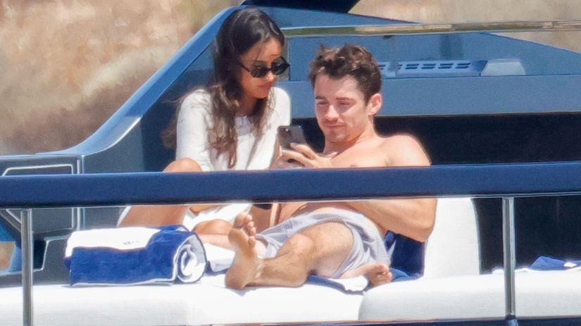 Pilot F1 Leclerc a jeho priatelka na jachte