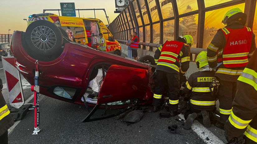 Pri rannej nehode v Bratislave auto prevratilo na strechu