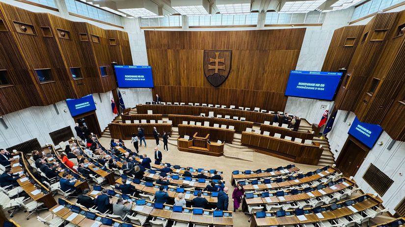 Prieskum Ipsos PS pred Smerom tretia Republika Demokrati tesne v parlamente