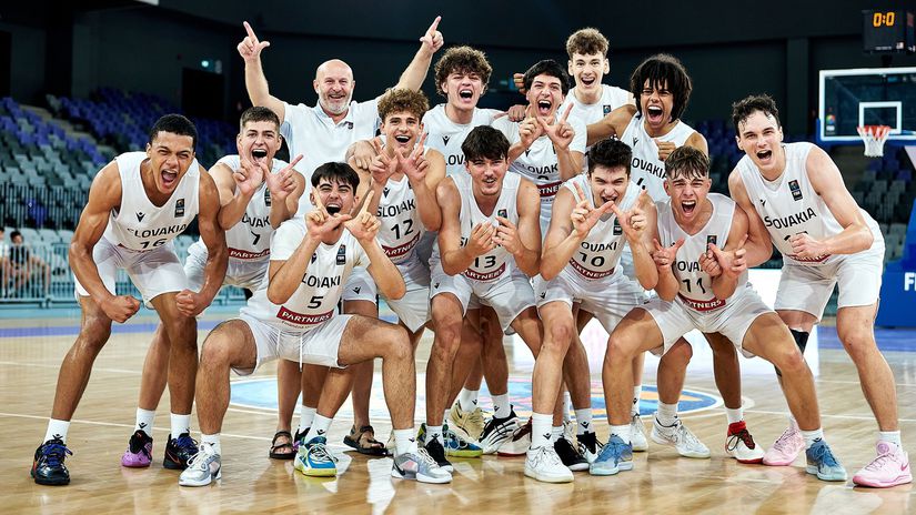 Uzasny uspech Mladi Slovaci porazili Madarov to uz iba jedna vyhra deli od postupu medzi najlepsie timy kontinentu
