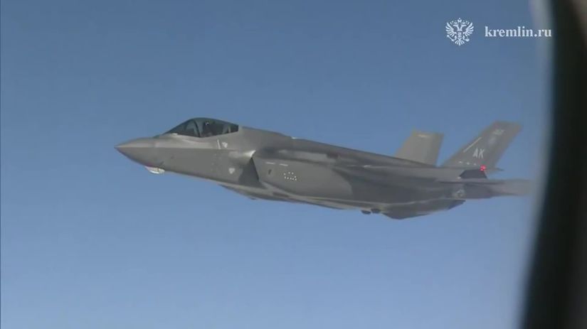 VIDEO Putinov lietajuci Kremel odprevadili stihacky