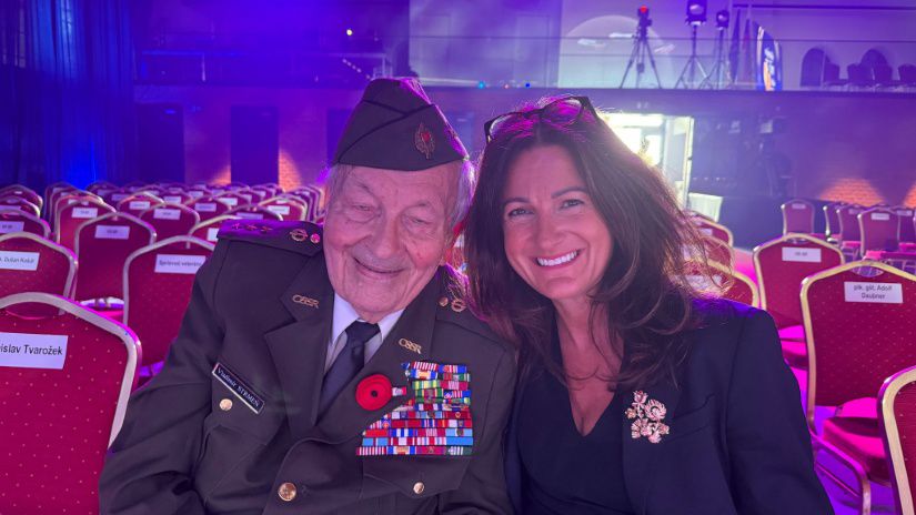 Vydatna porcia oslav SNP hrdina Strmen jubilant z muzea prisaha kaplnka aj Kandracovci