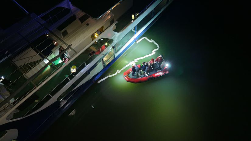 Z lode na Dunaji unikla nafta do rieky