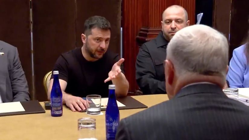 Zelenskyj prisiel za Trumpom v obleku k Kelloggovi s trickom