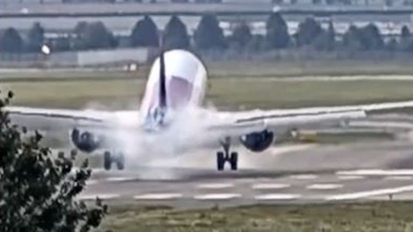 Dramaticke chvile v Prahe Airbus Wizz Air zavadil o ranvej