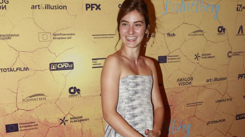Hviezda vianocnej rozpravky Carovne jablko ziarila na prazskej premiere V tomto filme nam doslov slo o krk vtipkuje Juristova
