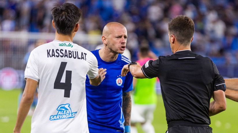 Naco nadavas Ja ti nadavam Vsetci sa tu snazia Weissovi ml praskli nervy po zapase sa ostro obul do fanusika