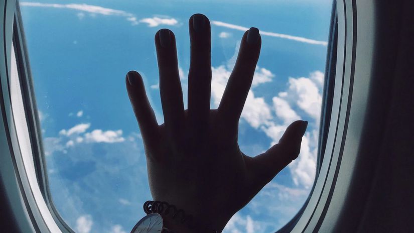 Necakana situacia na palube prinutila posadku odporucit cestujucim mocit do flias