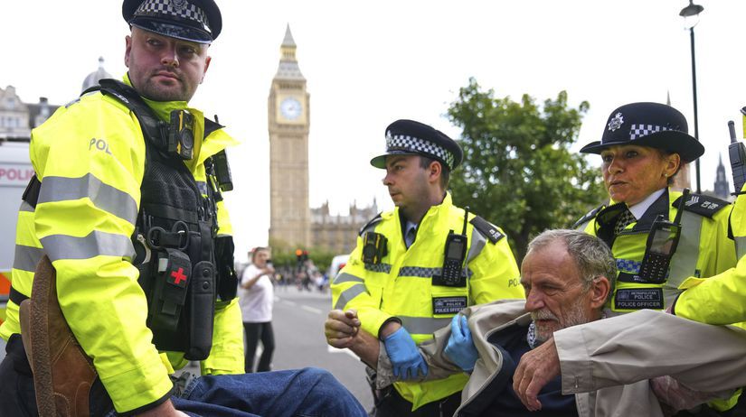 Paste kopance a pluvance proti policajtom v Londyne