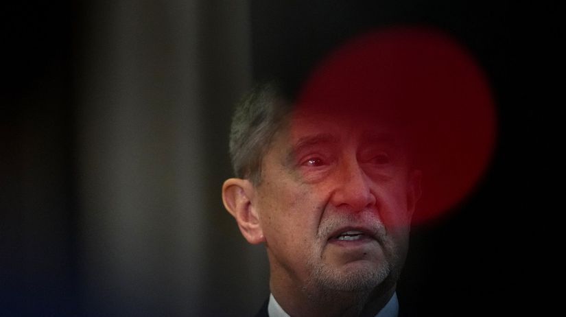 Politolog Babis a Okamura sa mozu vyhnut stihaniu
