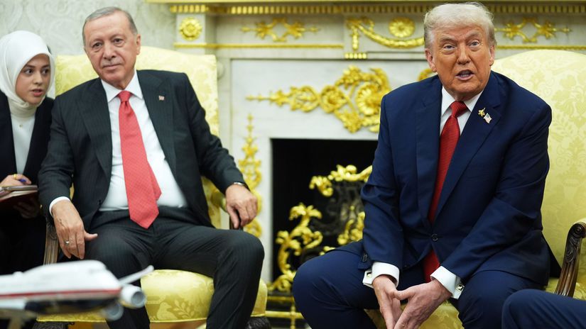 Trump sa stretol s Erdoganom vyzval ho aby prestal nakupovat rusku ropu Na revans mu slubuje aj zrusenie sankcii