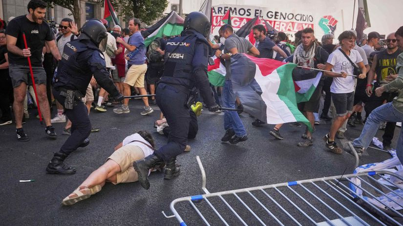 Vuelta skoncila fraskou demonstreti zrusili etapu