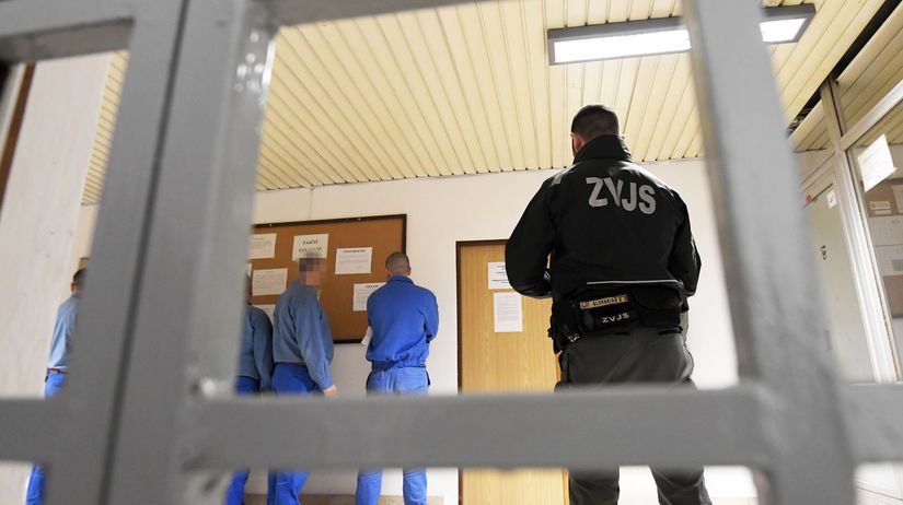 Akcia KARMA Dozorcu obvinili z bitia odsudenych