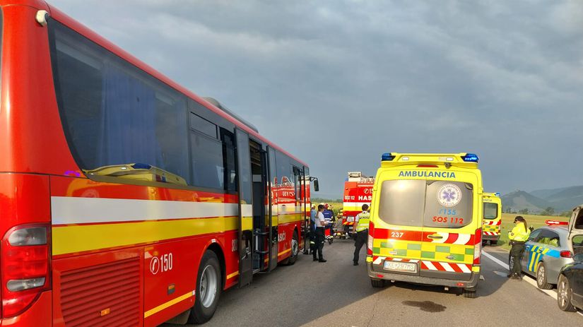 Vo Vysokych Tatrach sa zrazil autobus s dvoma autami
