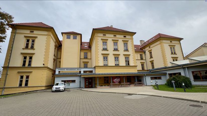 Volal nas cicky bez vystrihu sme nanho nemali hovorit stazuju sa ziacky z Levoce Ucitela riesi policia on hovori o pomste