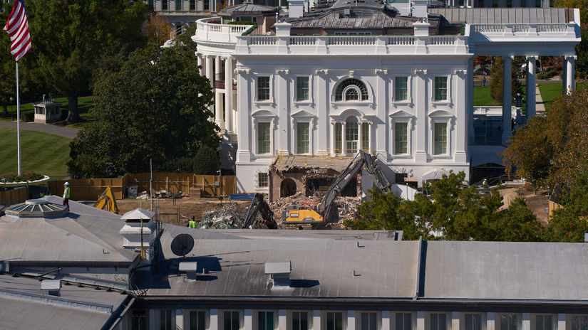 Vychodne kridlo Bieleho domu zburali Trump ma nahradu