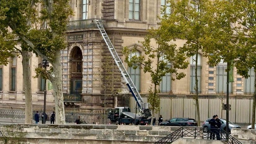 Zlodeji ukradli vzacne sperky za styri minuty