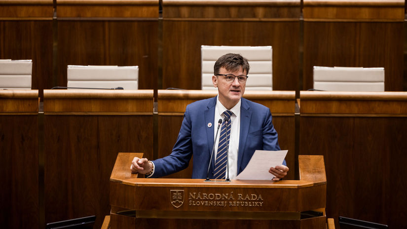 Hromadne prepustanie v lesoch Hlina hovori o 500 ohrozenych