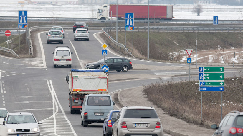 Jazda po dialniciach Policia varuje pred pravidlom svetiel