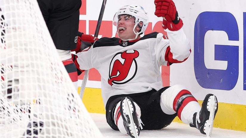 Parada z bekhendu zasah v poklaku a vitazny gol Simon Nemec zaziaril hetrikom v NHL