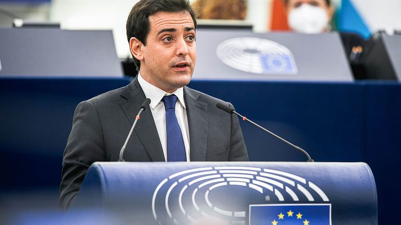 Podpredseda eurokomisie Musime chranit automobilky a otvorit tema zakazu predaja spalovakov