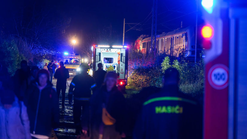 Pri Pezinku sa zrazili vlaky s 800 cestujucimi 79 hospitalizovanych Svedkovia opisali zrazku Fico zvolal mimoriadnu vladu