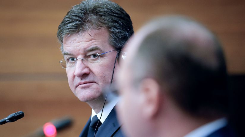 V odtajnenych emailoch sexualneho delikventa Epsteina sa objavilo meno byvaleho ministra