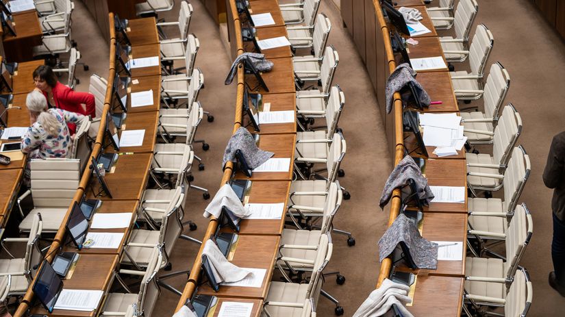 Koalicia sa hromadne ospravedlnila zo schodze