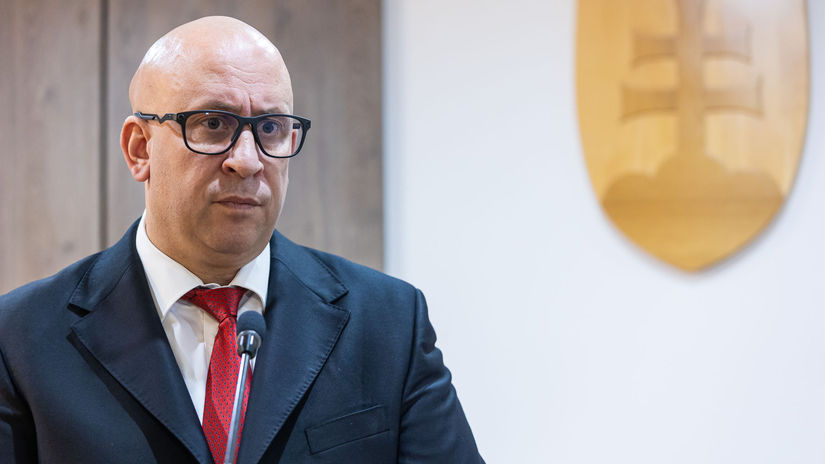 Mimoriadna schodza k odvolavaniu Raza sa v pondelok neotvorila