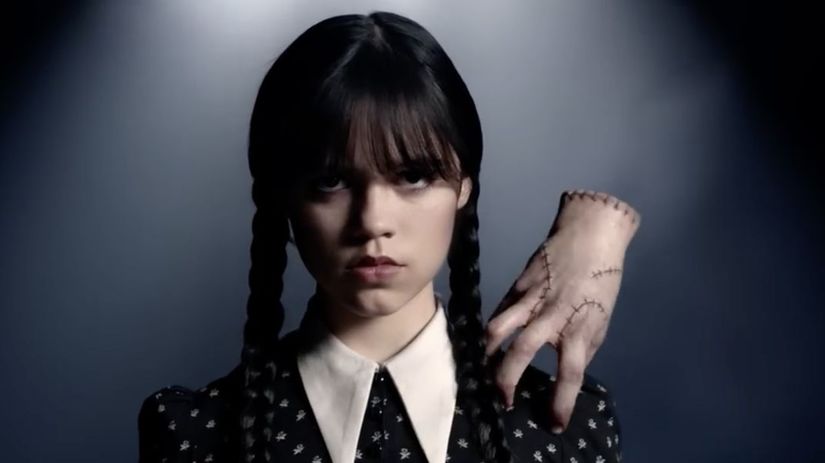 Netflix potvrdil uzasne obsadenie tretej serie Wednesday Burtonova muza zmeni osud Addamsovcov