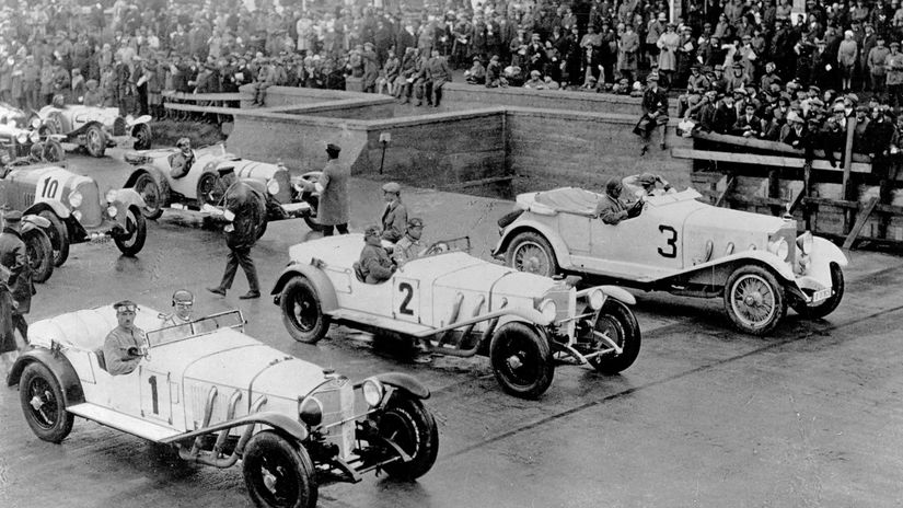 Nurburgring je medzi okruhmi legendou jeho vystavba zacala presne pred sto rokmi
