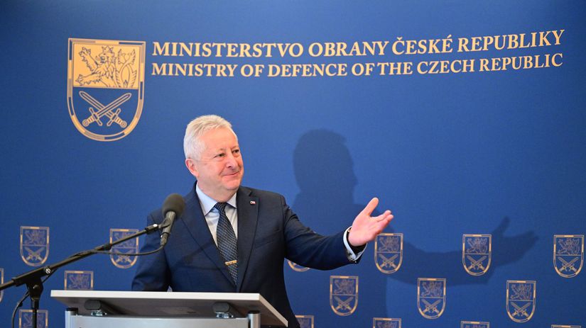 Odvolanie sa nekona minister obrany uz nekomentuje Ukrajinu