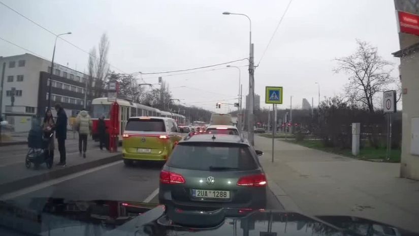 VIDEO Uzasnuti policajti Z elektricky odlepili muza ktory sa viezol ako Spiderman