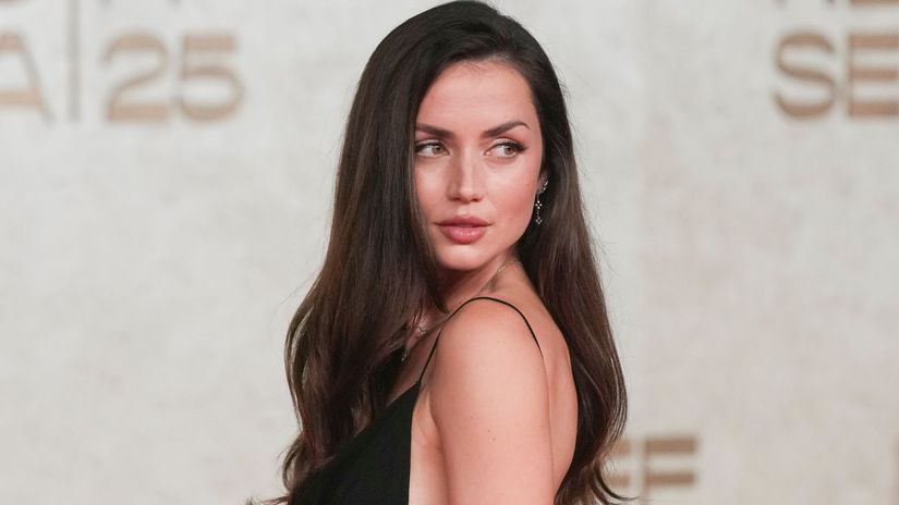 Z cerveneho koberca priamo na F1 Ana De Armas v sexy tope drazdi vzhladom aj recami o zenatom kolegovi