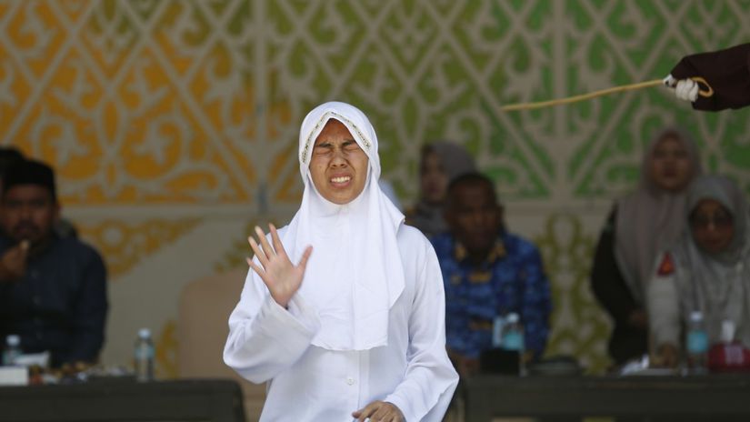 Jeden z najtvrdshich trestov par v Indonezii dostal za alkohol a nemanzelsky sex 140 ran palicou zena od bolesti omdlela