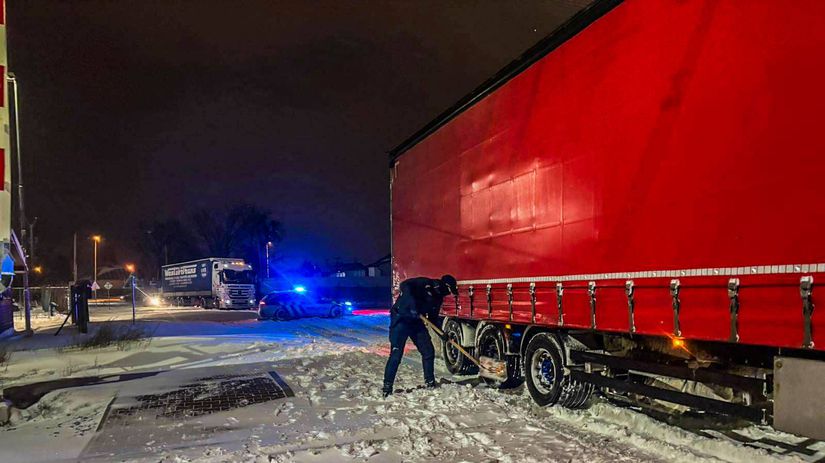 Kosice hlasia snehovu a veternu kalamitu Kamionistu v Michalovciach delili od tragedie minuty