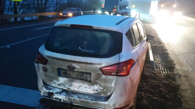 Neprejazdne cesty a desiatky nehod s obetami na zivotach Poladovica na Morave a v Nemecku paralyzovala dopravu