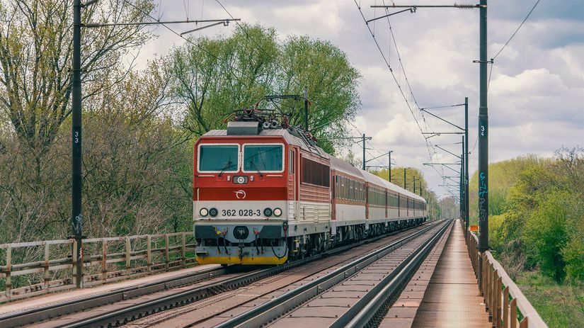 V Bratislave takmer doslo k zrazke dvoch rychlikov jeden ignoroval cervenu svedok opisal co sa uvedzalo