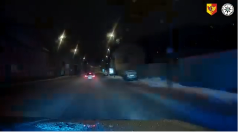 VIDEO Drzy vodic unikal policajtom mestom rychlostou 150 kmh na zladovatej ceste Nakoniec sa pokusil o smiesny trik