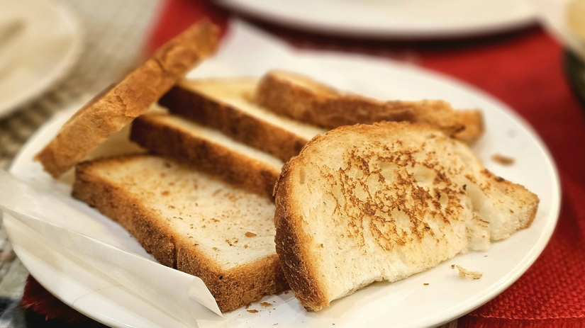 Vacsina ludi to robi uplne normalne Vedci vysvetluju preco by ste spaleny toast nemali jest