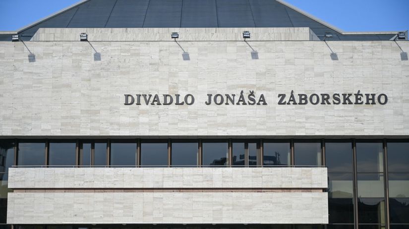 Za oponou presovskeho divadla sa odohrava drama herci rozpravaju o strahu a sikane vedenie tieto obvinenia odmieta