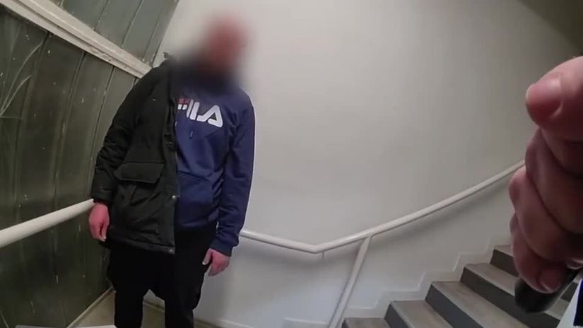 video nocna drama v servise elektroniky policajti prekvapili vlamacov priamo na mieste